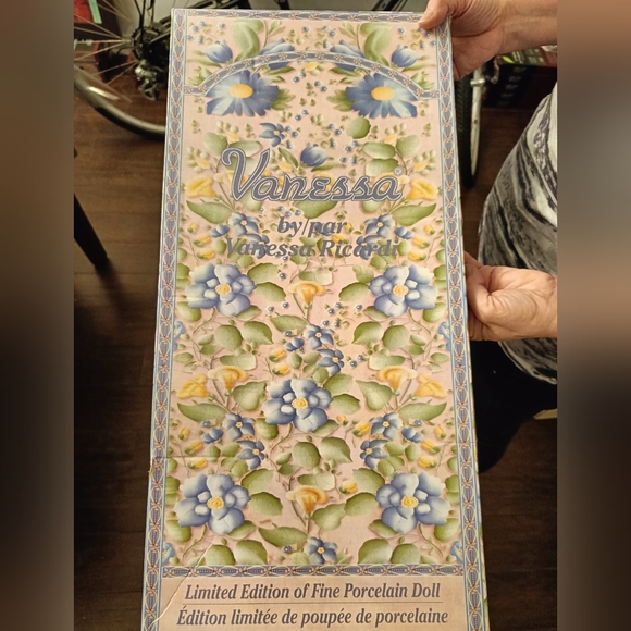 Vanessa by Vanessa Ricardi 2008 collection Dolls with Yellow Vest and Blue Jeans - Picture 9 of 9